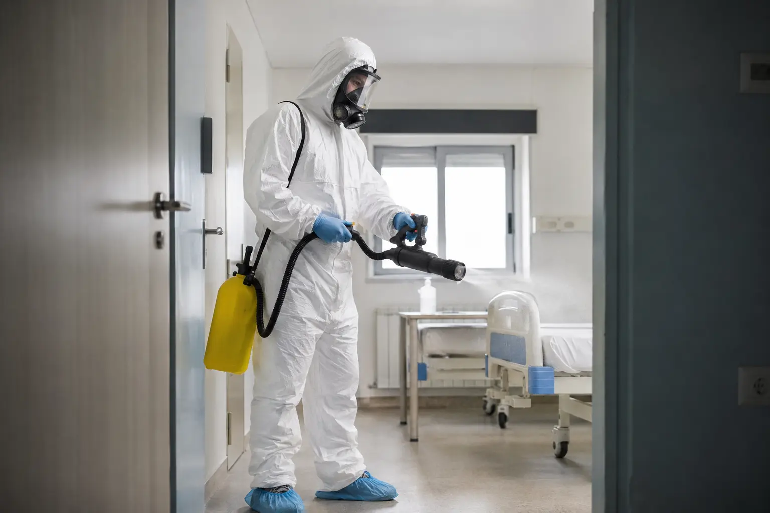 Intervention de décontamination biologique, opérateurs en combinaison intégrale, zone balisée, contenants DASRI, gélifiant sur les fluides