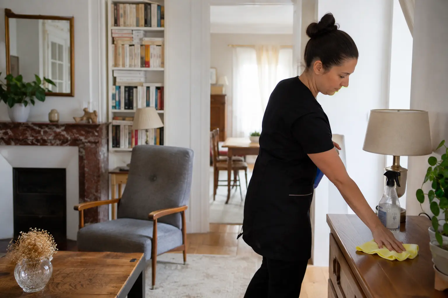 Cuisine domestique entretenue, plan de travail dégagé et évier sans traces